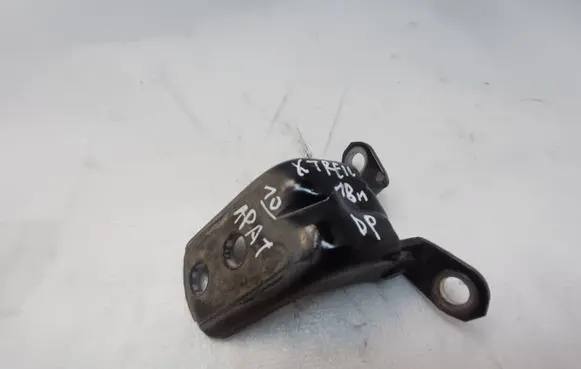 Nissan X-Trail T32 Front door lower hinge 