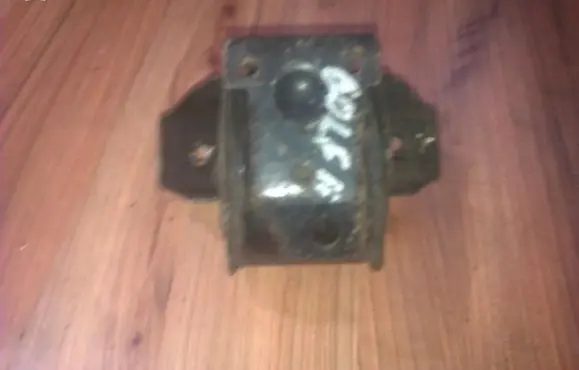 Volkswagen Golf II Engine mount bracket
