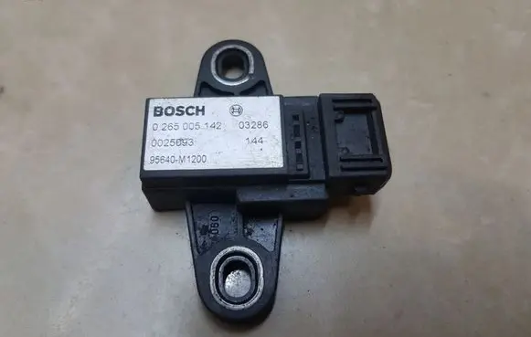 KIA Sorento Airbag deployment crash/impact sensor 0265005142
