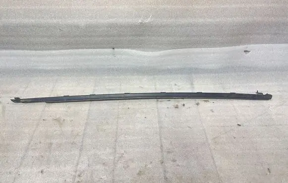 Ford Mustang VI Front door glass trim molding FR3B6321452