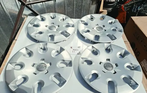 Audi A1 R15 wheel hub/cap/trim 8X0601147