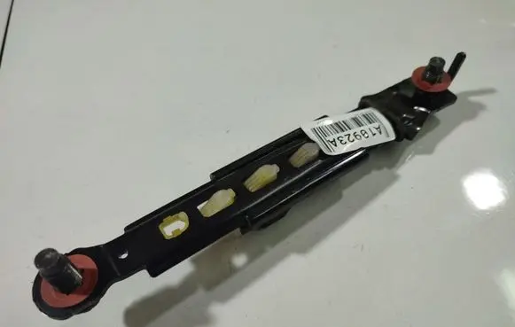 Hyundai i30 Seat belt adjustment rail 