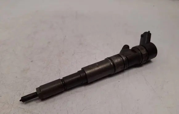 BMW 5 E39 Fuel injector 7785984 13537785984 0445110266
