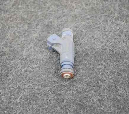 Audi A4 S4 B7 8E 8H Fuel injector 06B133551M