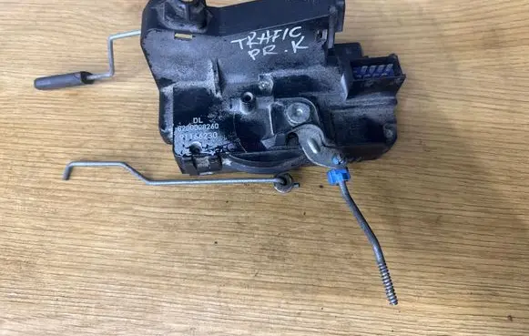 Opel Vivaro Front door lock 8200008260