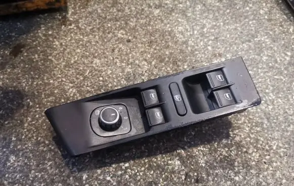 Volkswagen PASSAT B7 Electric window control switch 3AC857858A