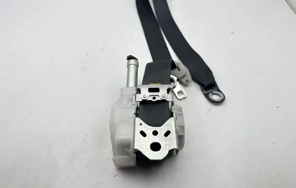 Toyota Auris E180 Front seatbelt N088601