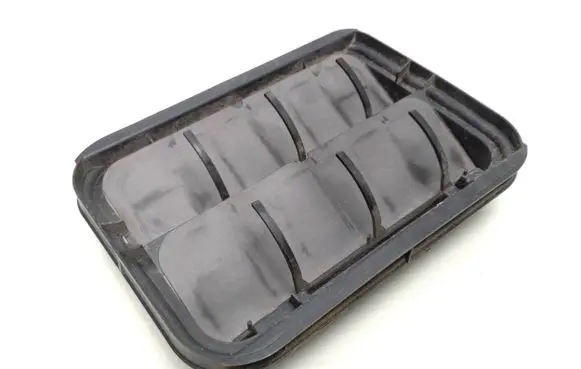 Quarter panel pressure vent
