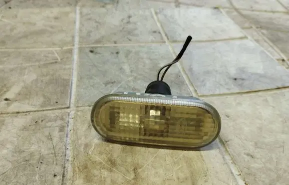 Volkswagen Golf IV Front fender indicator light 1J5949117