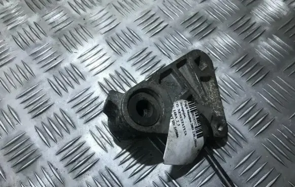 Ford Mondeo Mk III Engine mounting bracket