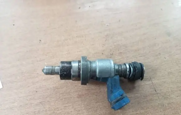 Toyota Avensis T220 Fuel injector 2325028090