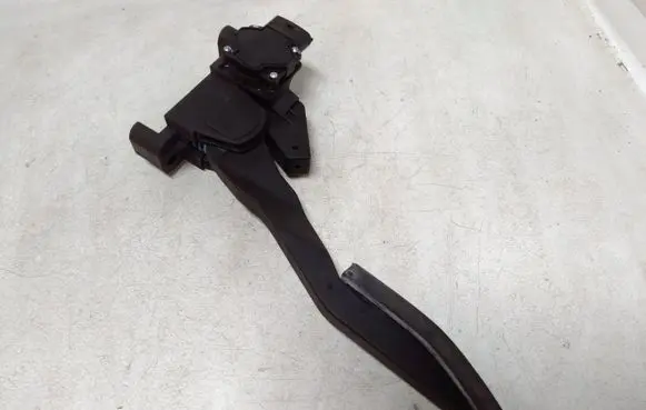 Accelerator throttle pedal