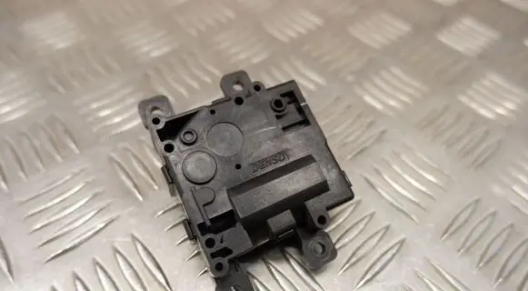 Lexus ES 300h (7th Gen) A/C air flow flap actuator/motor 0638002031