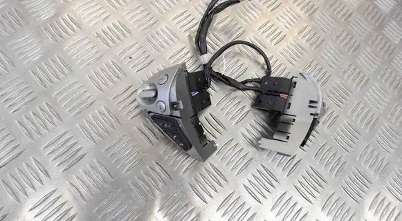 Nissan Juke I F15 Steering wheel buttons/switches 