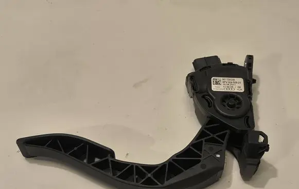 Accelerator throttle pedal
