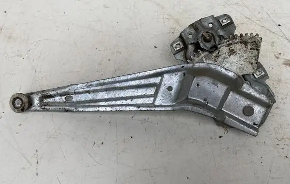Rear door manual window regulator