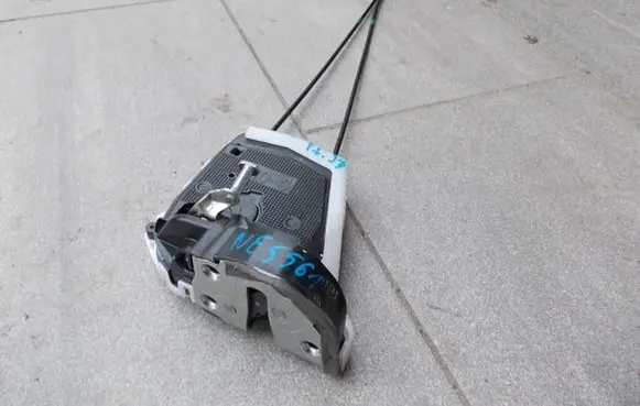 Toyota Yaris Front door lock