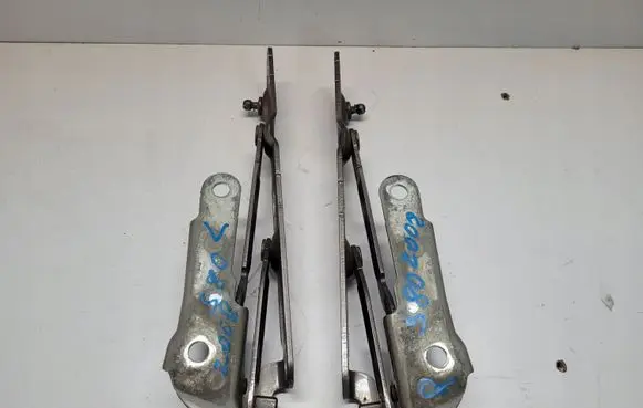 Tailgate/trunk/boot hinge