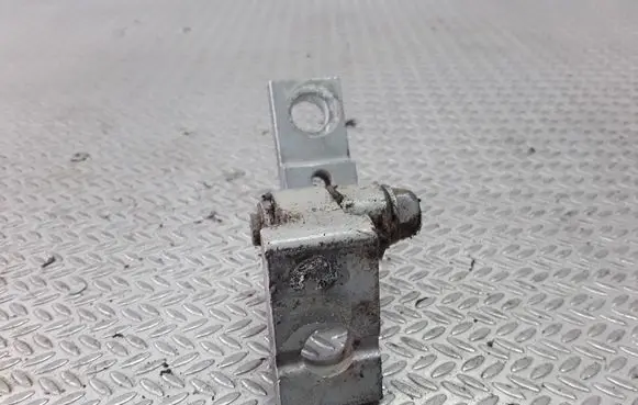 Volkswagen PASSAT B5.5 Front door upper hinge
