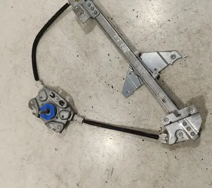 Rear door manual window regulator