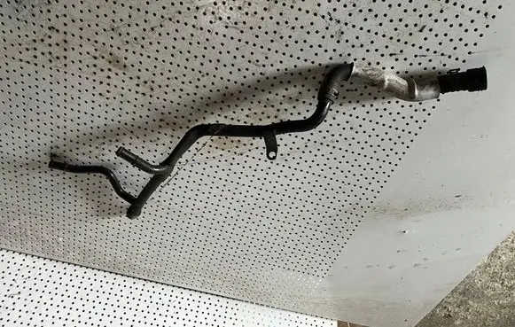 Volkswagen PASSAT B6 Engine coolant pipe/hose 16112AA260