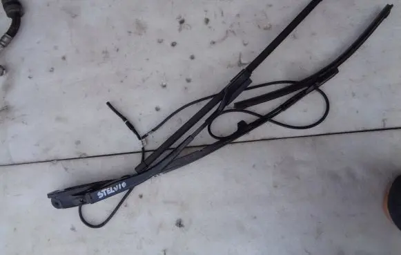 Alfa Romeo Stelvio Front wiper blade arm