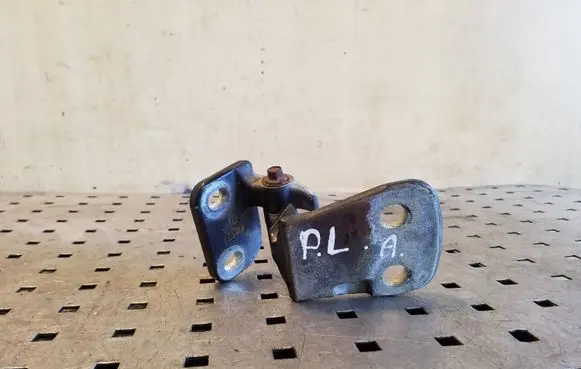 Land Rover Discovery 3 - LR3 Front door lower hinge BDB780072