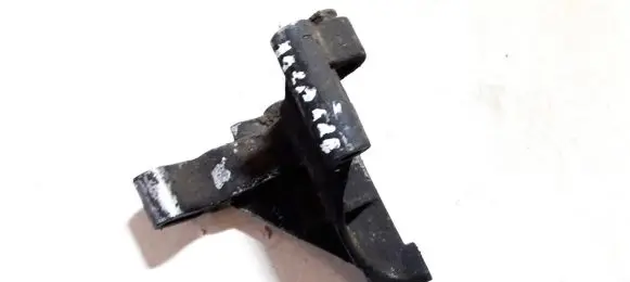 Engine mounting bracket