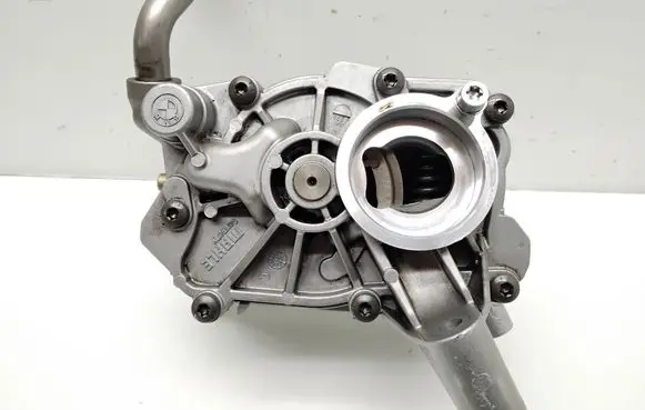 BMW 5 G30 G31 G38 Oil pump 8601072