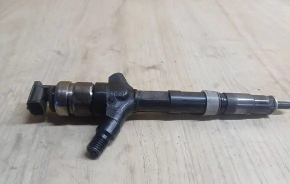 Toyota Corolla Verso E121 Fuel injector 236700G010