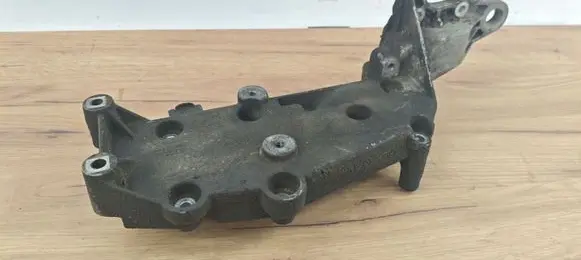 Volvo XC70 Engine mounting bracket 9497106