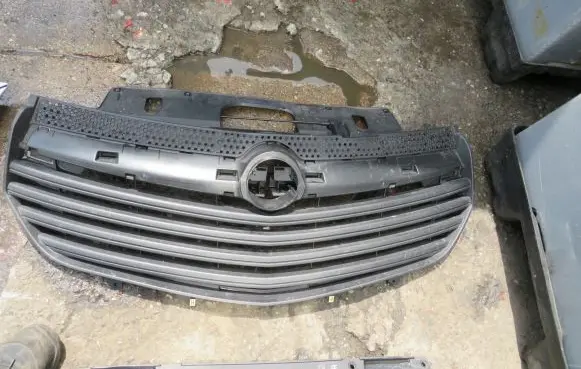 Opel Vivaro Front bumper upper radiator grill