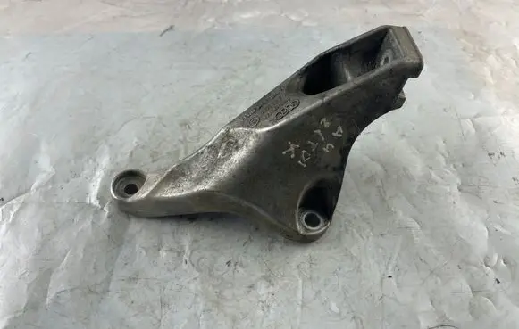 Audi A4 S4 B7 8E 8H Engine mounting bracket 8E0199307S