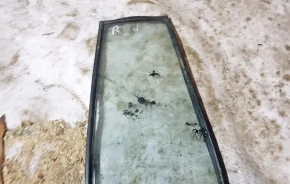 Toyota Carina T190 Rear vent window glass 