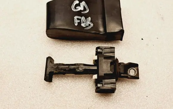 Skoda Fabia Mk2 (5J) Rear door check strap stopper