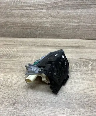 Volkswagen PASSAT B7 Front door lock 3C1837016B