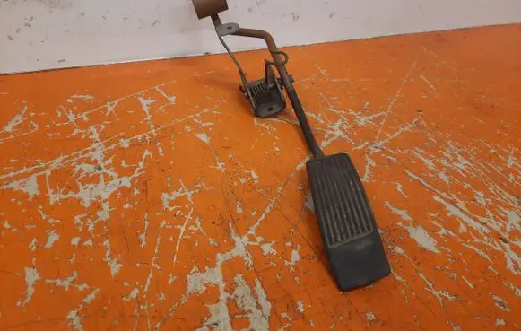 Nissan Pathfinder R50 Accelerator throttle pedal