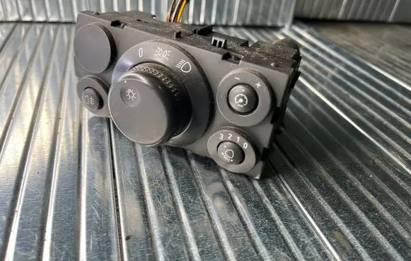 Opel Astra H Light switch 13100136 LK04063030