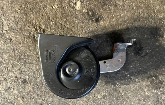 Ford Kuga II Horn signal GJ5T13802CB