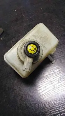 BMW 7 E38 Brake fluid reservoir 32066493