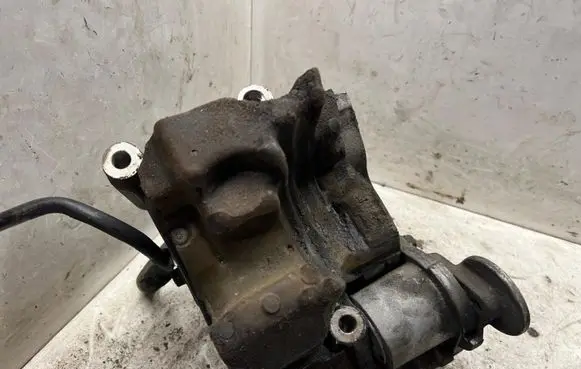 Hyundai Santa Fe Power steering pump mounting bracket 