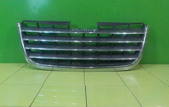 Chrysler Grand Voyager V Front bumper upper radiator grill UP57