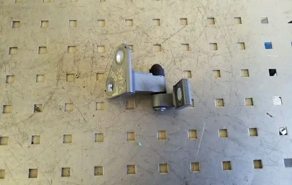 Volkswagen PASSAT B7 Rear door upper hinge 3C4833401D