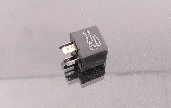 Volkswagen Touareg I Hazard warning light relay 8D0951253A