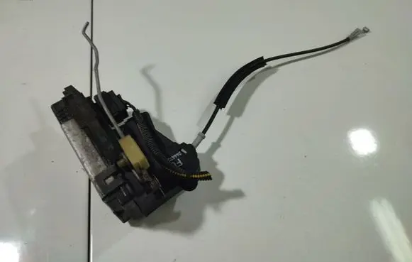 Opel Vectra C Front door lock 24447341