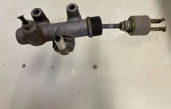 Toyota Avensis Verso Clutch master cylinder