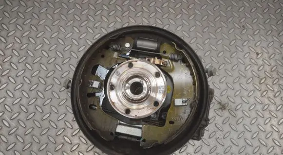 Rear wheel hub