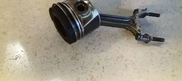 Nissan X-Trail T30 Piston with connecting rod