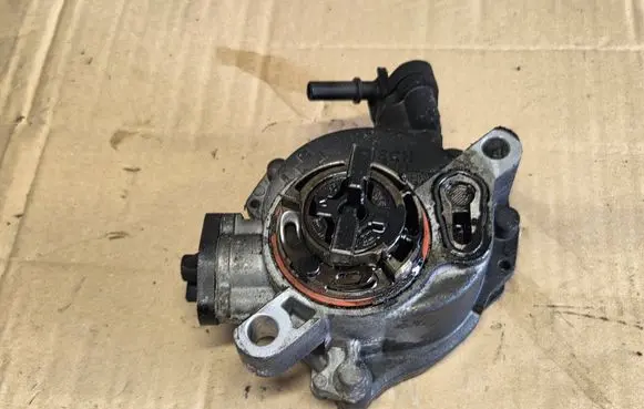 Peugeot 308 Vacuum pump 9804021880