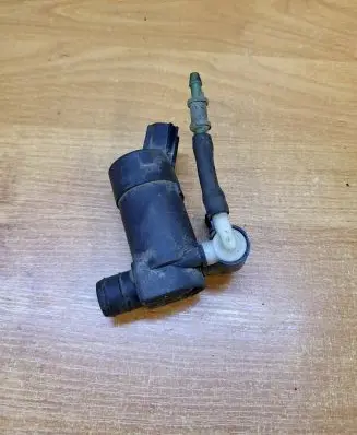 Volvo V70 Windscreen/windshield washer pump 11070805